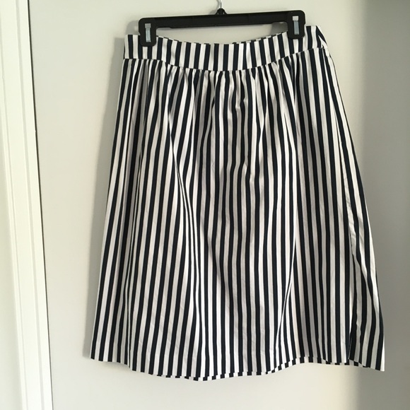 Ann Taylor Dresses & Skirts - Ann Taylor navy white stripe midi skirt S M